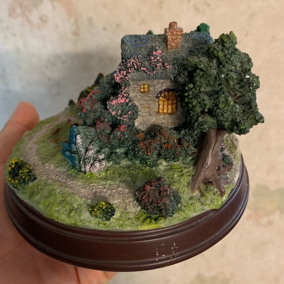 Thomas Kinkade - Lighted Cottage Collection - Heather's Hutch - Picture 4 of 9